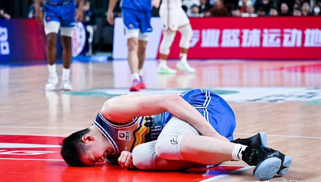 CBA球员因累计犯规暂停比赛