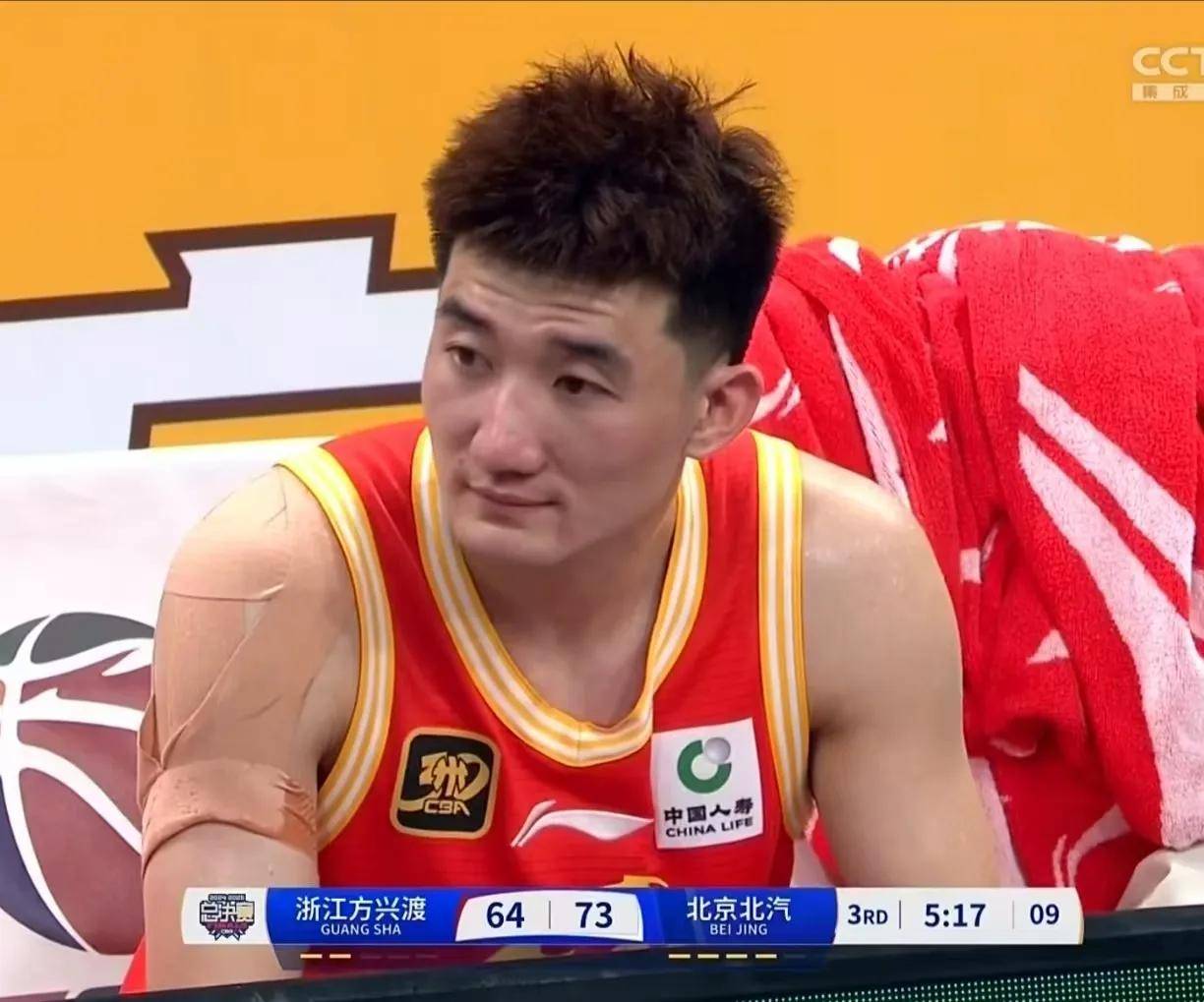 开云下载-三分球命中率高，球队轻松击败对手