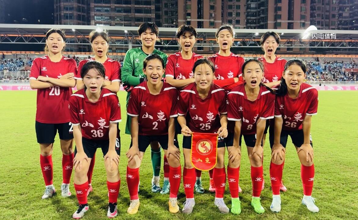 势均力敌：女足球员拼搏争胜