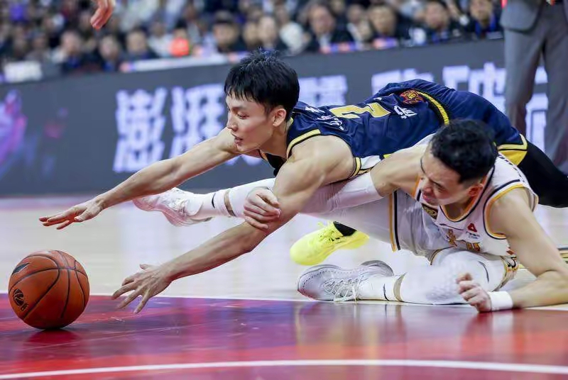 抢眼进攻,球队轻松击败对手 抢眼进攻,球队轻松击败对手