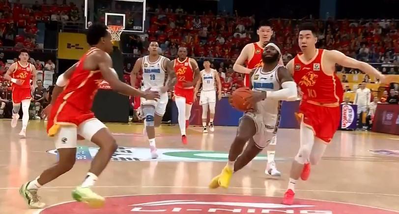 广厦队在场上展现出强大实力,横扫对手获胜 广厦队在场上展现出强大实力,横扫对手获胜