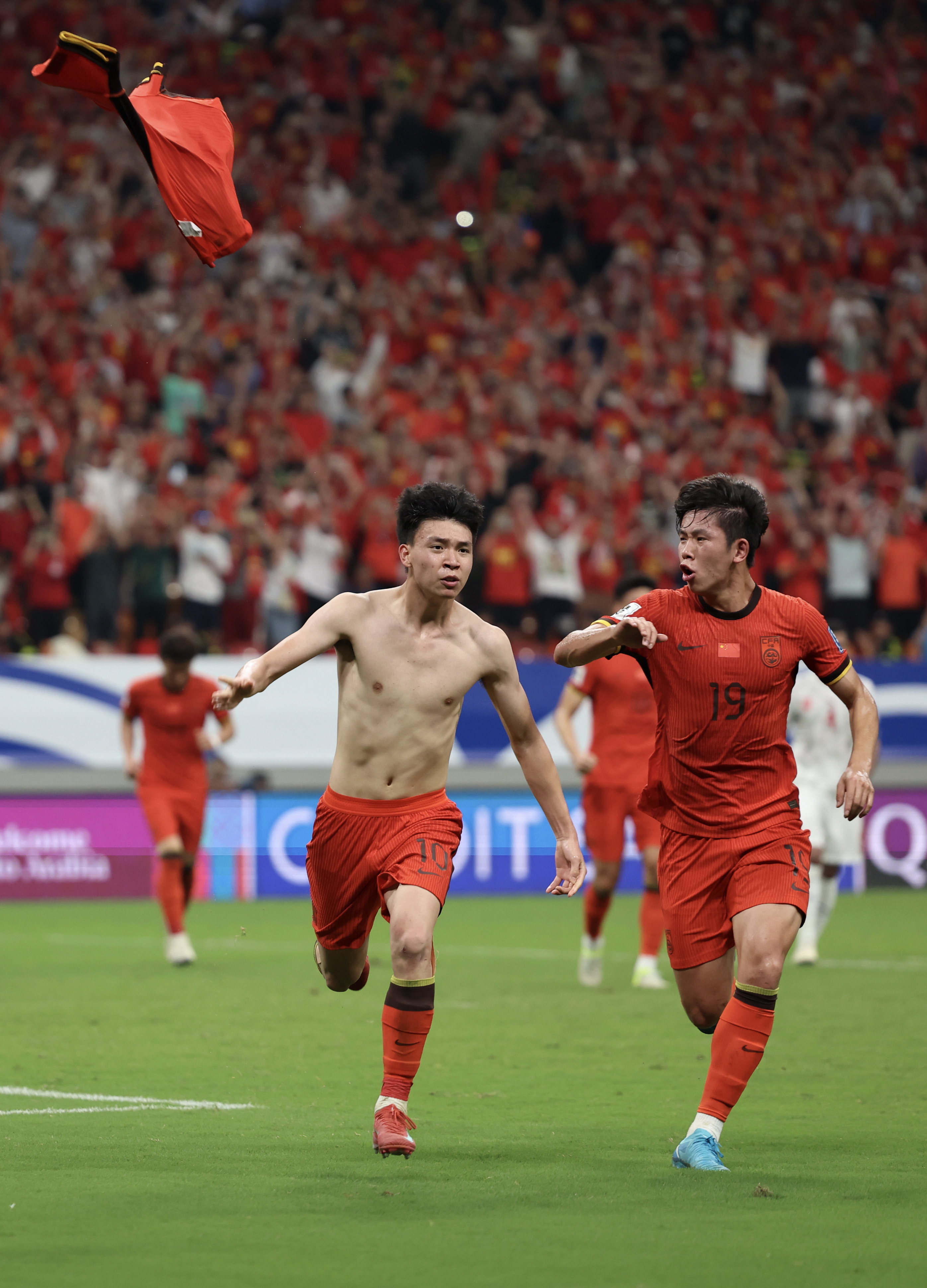 足球队势如破竹？最新比赛结果揭晓！