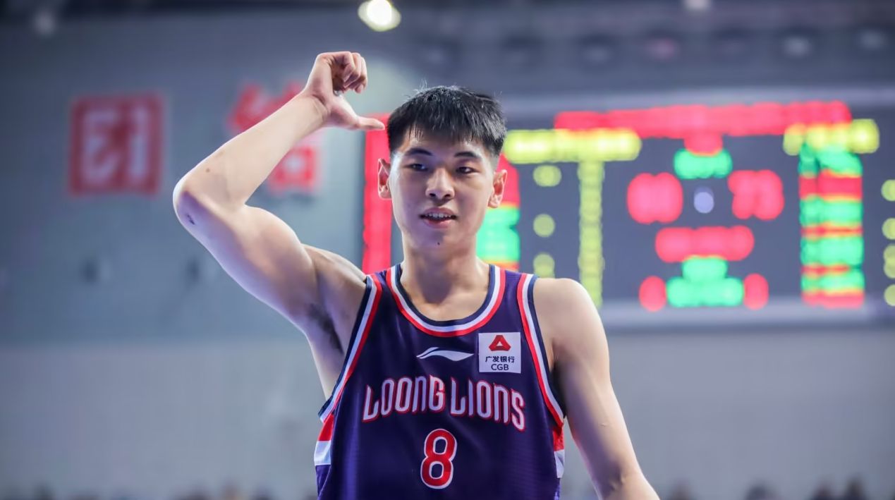 球员个人技术在比赛中的完美发挥备受瞩目 球员个人技术在比赛中的完美发挥备受瞩目