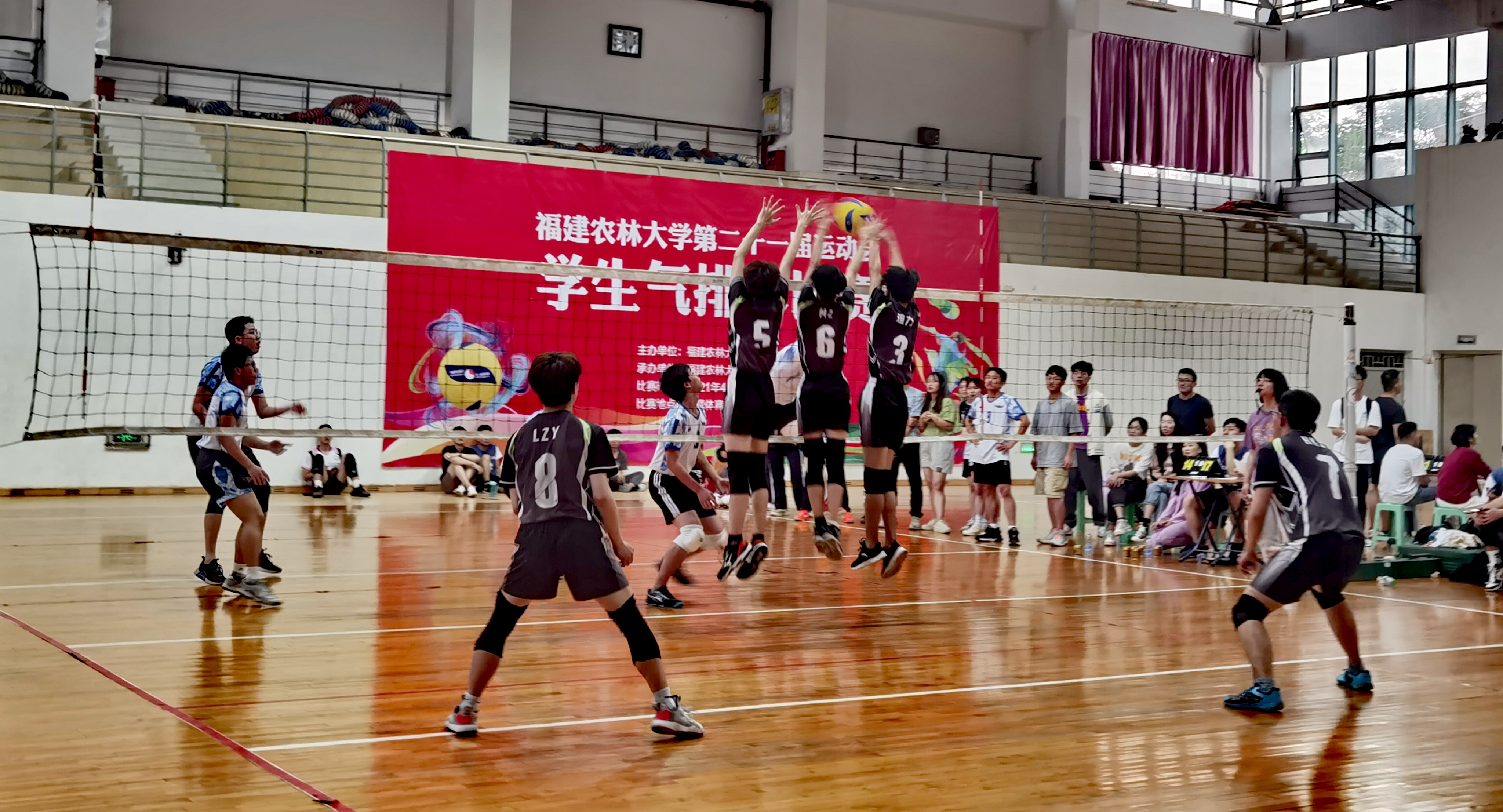 瓦朗谢纳队在比赛中展现出色球技