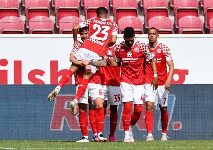 法兰克福赢球在望,美因茨遇阻难以突围 法兰克福赢球在望,美因茨遇阻难以突围