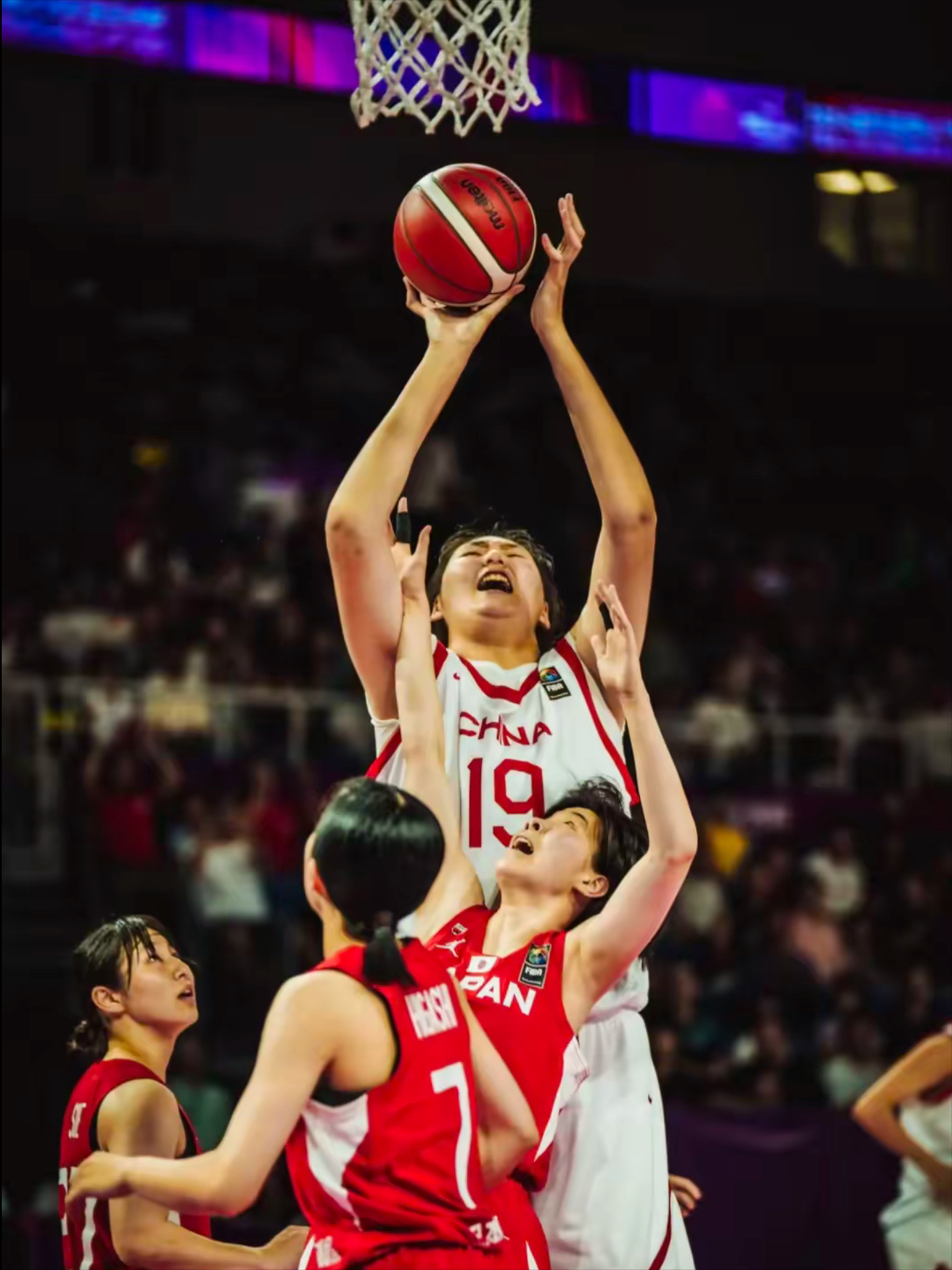 体育赛场大战拉开序幕:球员们斗志昂扬冲刺前行 体育赛场大战拉开序幕:球员们斗志昂扬冲刺前行