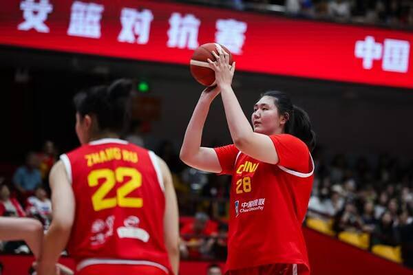 中国女篮队员荣膺金牌，传奇继续