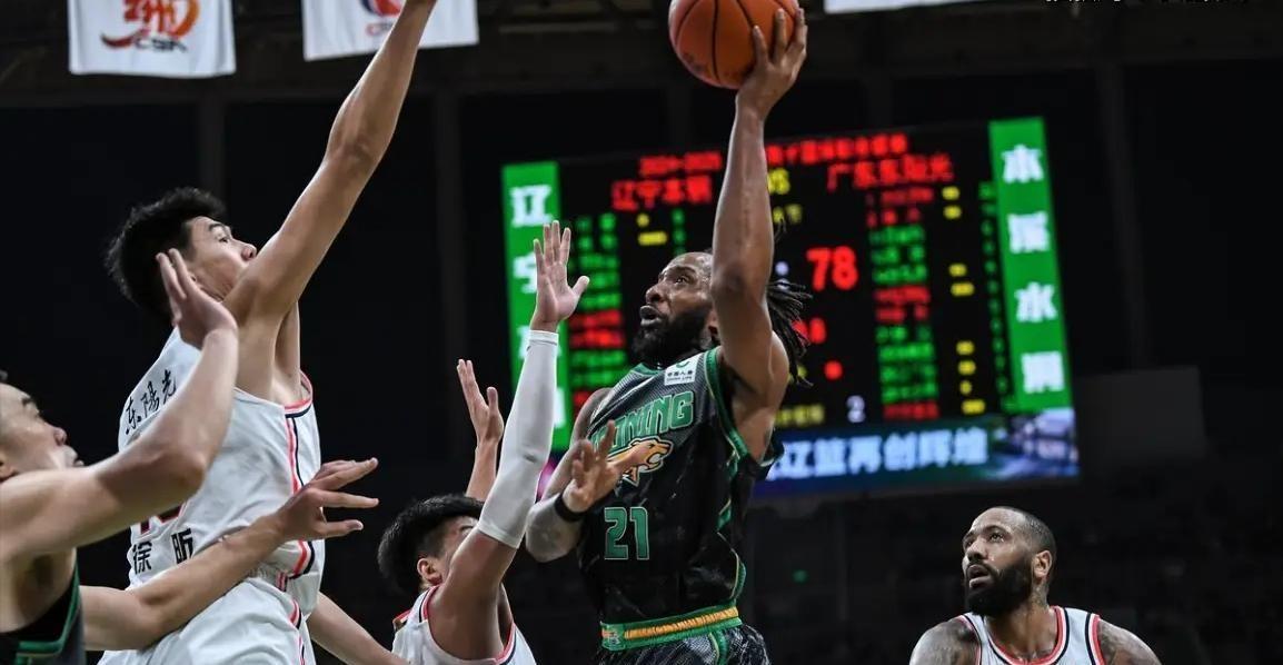 一场充满激情的篮球比赛,展现出球员的实力! 一场充满激情的篮球比赛,展现出球员的实力!