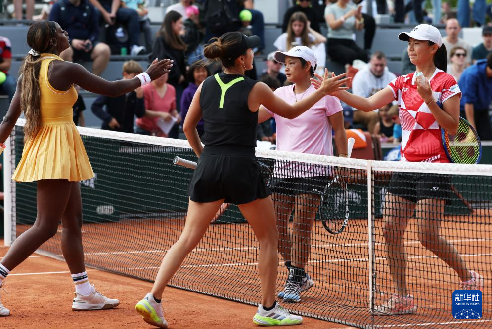 女子双打网球决赛戏剧性收场，精彩绝伦