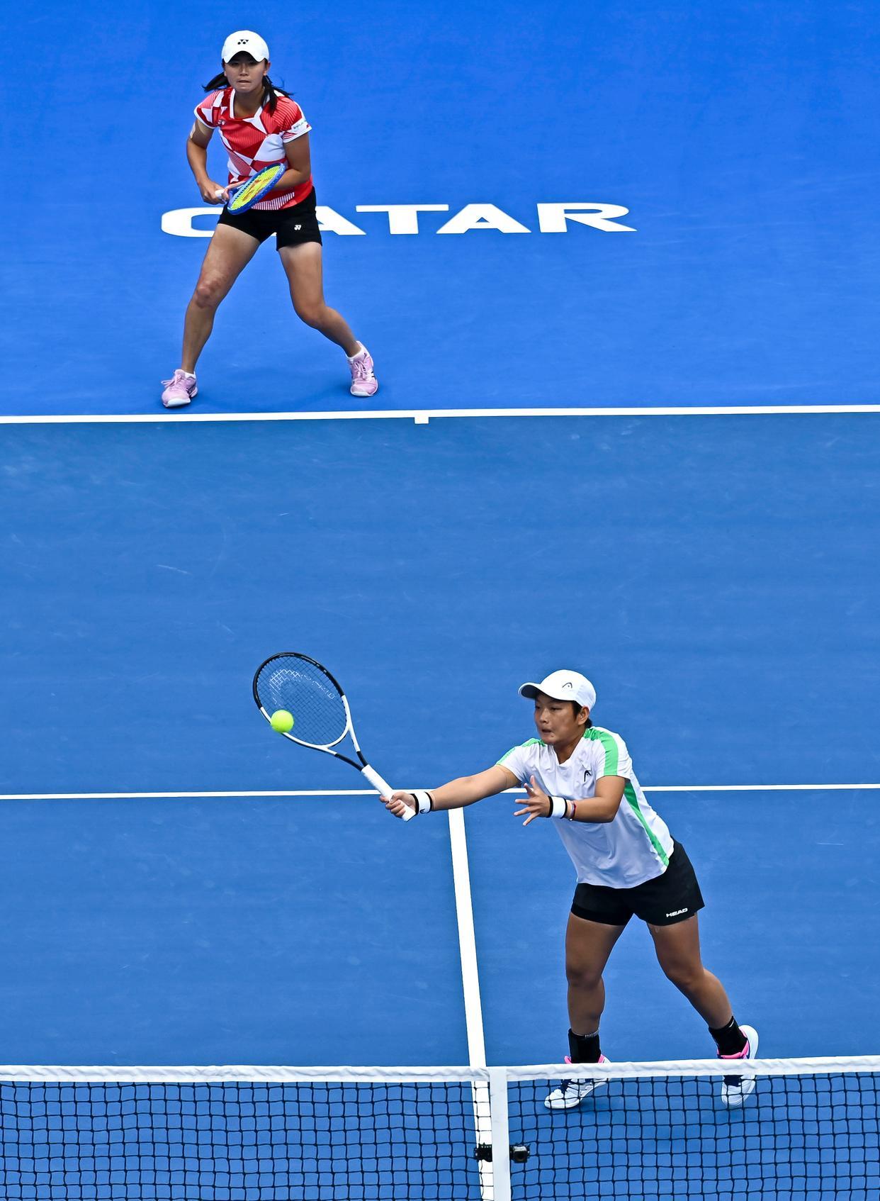 女子双打网球决赛戏剧性收场，精彩绝伦