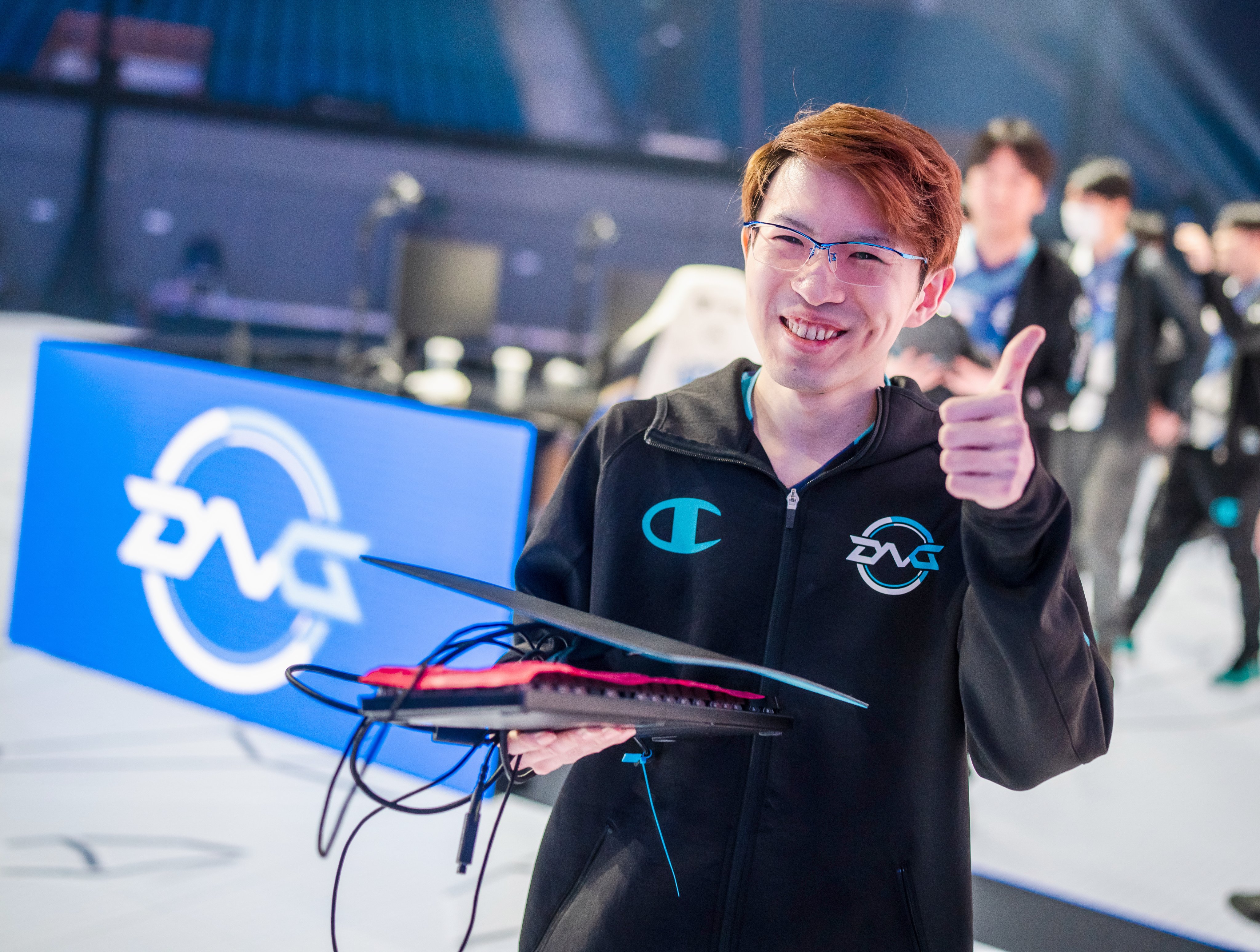 C9轻取DFM,ShowMaker单局斩获MVP宿命之战入围赛,让粉丝疯狂欢呼 C9轻取DFM,ShowMaker单局斩获MVP宿命之战入围赛,让粉丝疯狂欢呼