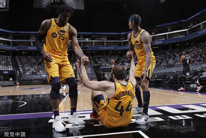 爵士队客场击败国王队,取得连胜 爵士队客场击败国王队,取得连胜