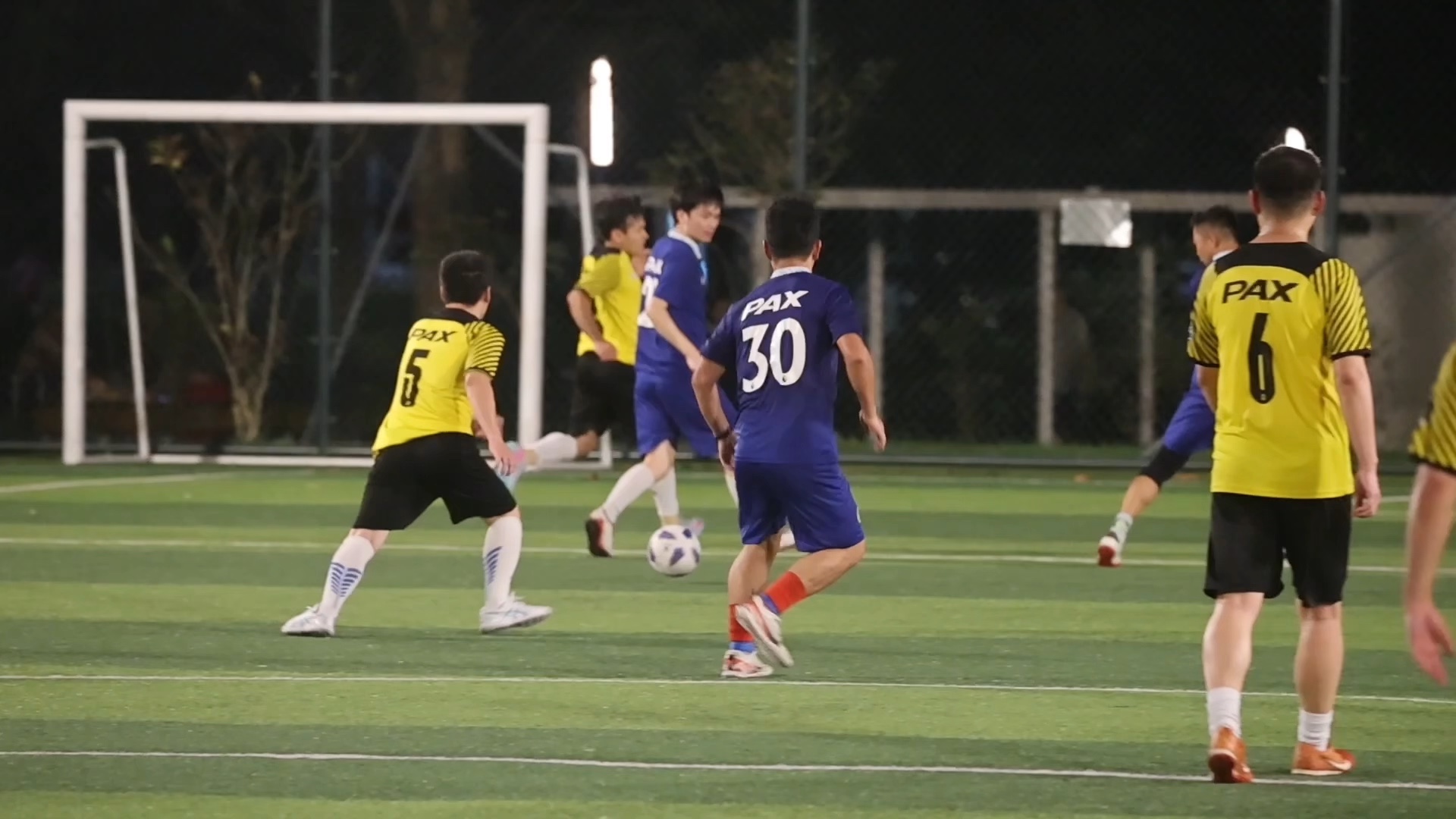 足球比赛中的精彩瞬间再次上演 足球比赛中的精彩瞬间再次上演