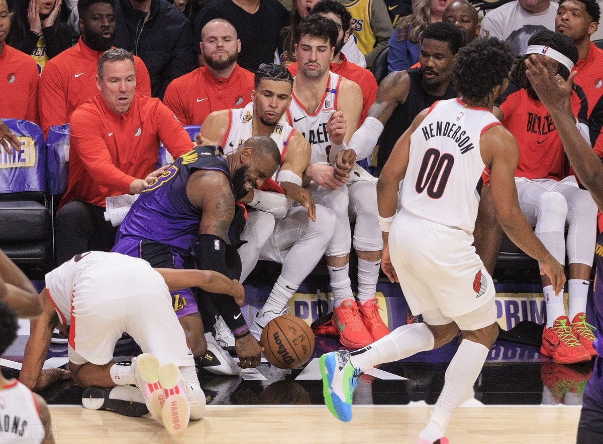 开云下载-开拓者客场击败雄鹿晋级总决赛